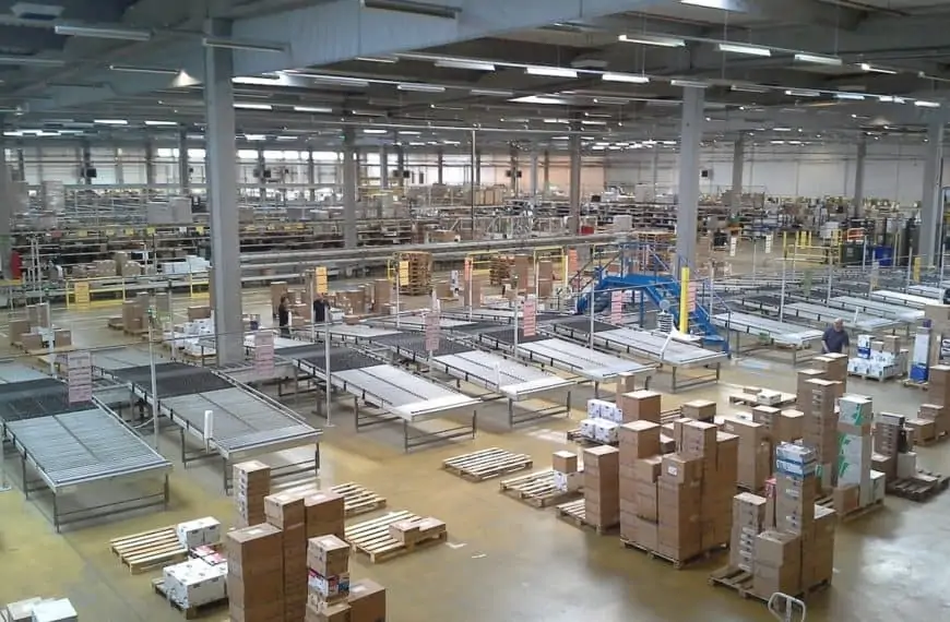 What’s the Difference Between a Warehouse and a Distribution…