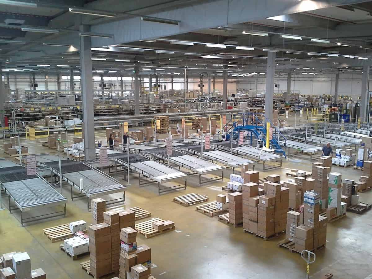 What’s the Difference Between a Warehouse and a Distribution Center?