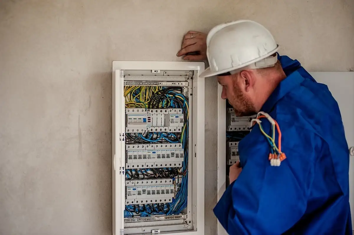 Knowing When to Call an Emergency Electrician: Critical Scenarios!
