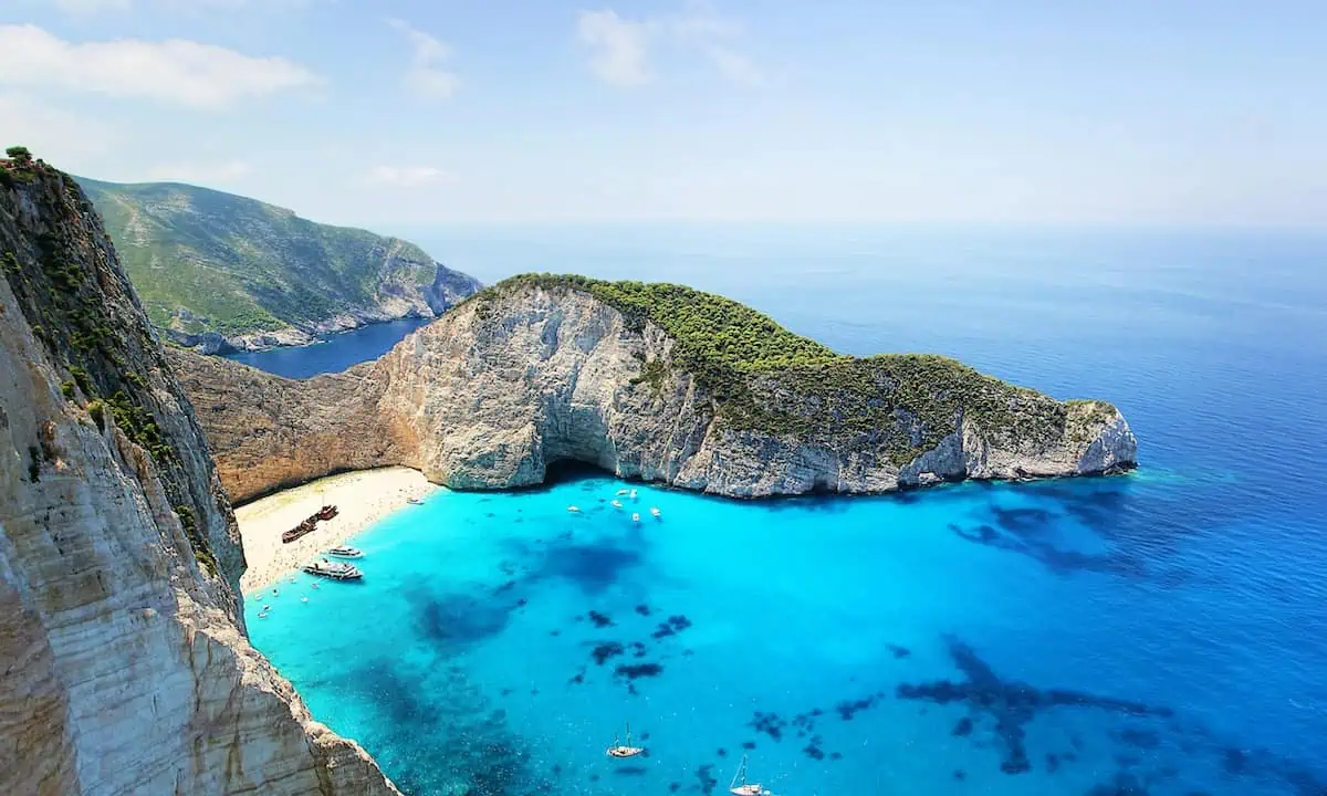 Cruising the Mediterranean: Unforgettable Adventures on Motor Yachts in Greece!